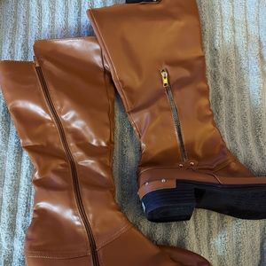 Low heeled boots with stirage